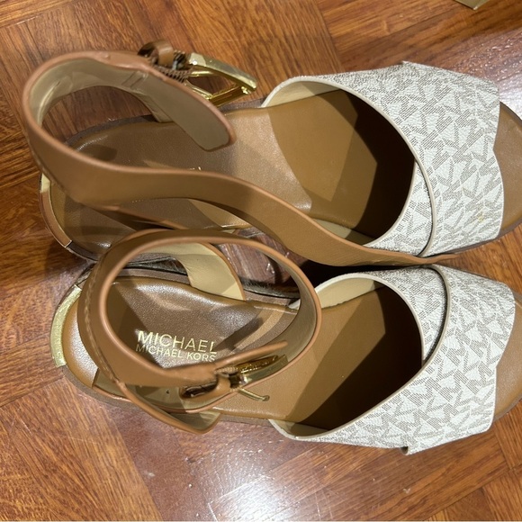 Michael Kors Sandal - Picture 3 of 10